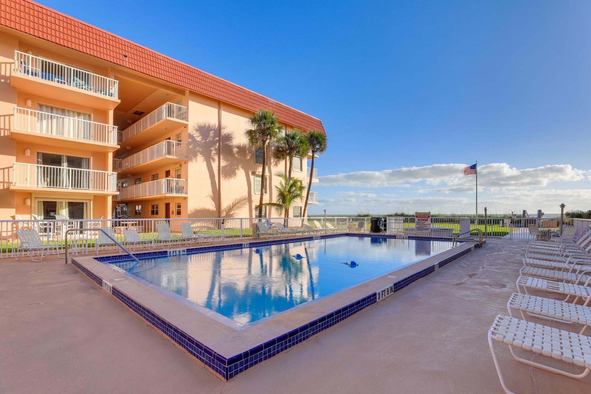 Central Cocoa Beach Condo With View, Steps To Beach! ภายนอก รูปภาพ
