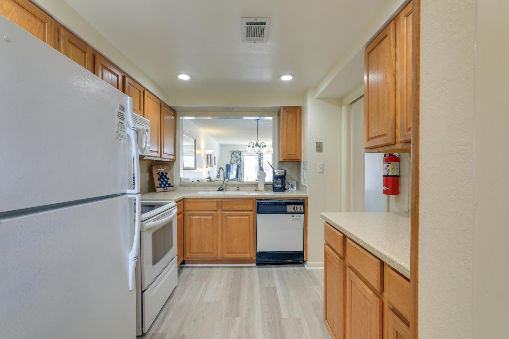 Central Cocoa Beach Condo With View, Steps To Beach! ภายนอก รูปภาพ