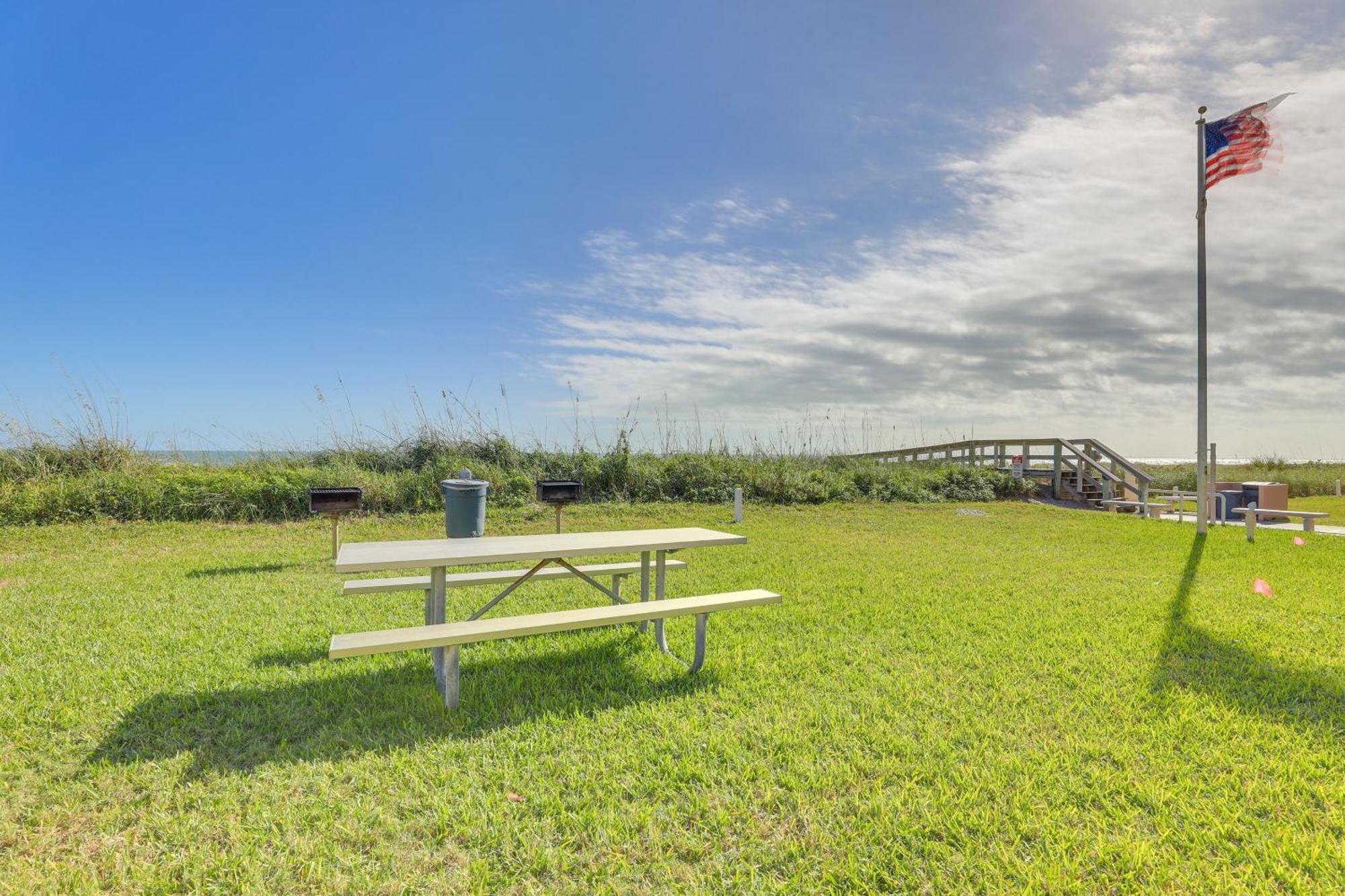 Central Cocoa Beach Condo With View, Steps To Beach! ภายนอก รูปภาพ